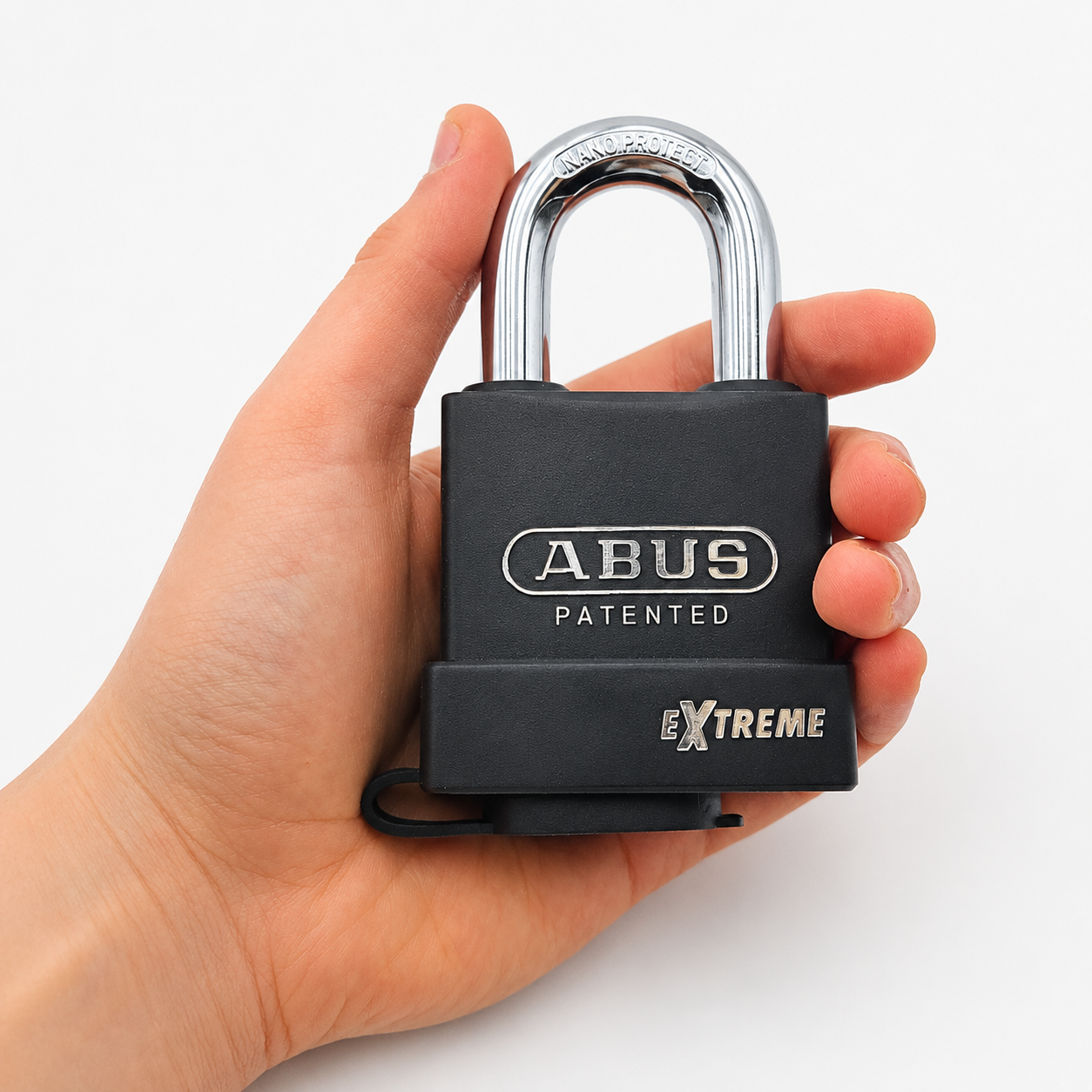 Cadenas ABUS 83WP/63 tenu en main avec anse Nano Protect