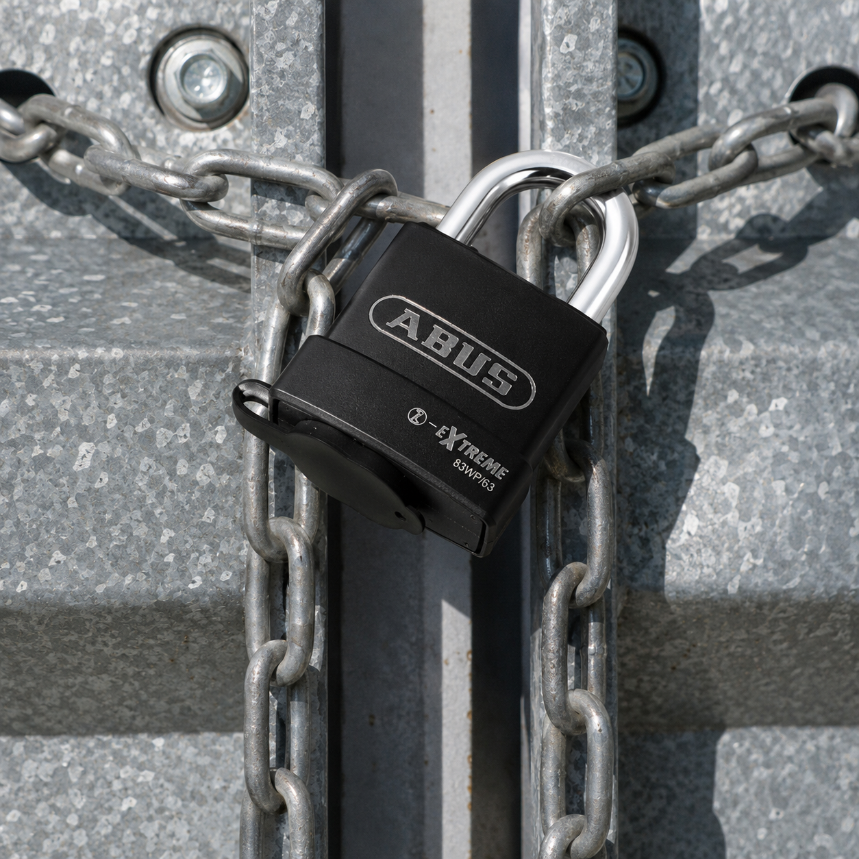Cadenas ABUS 83WP/63 installé sur une chaîne extérieure