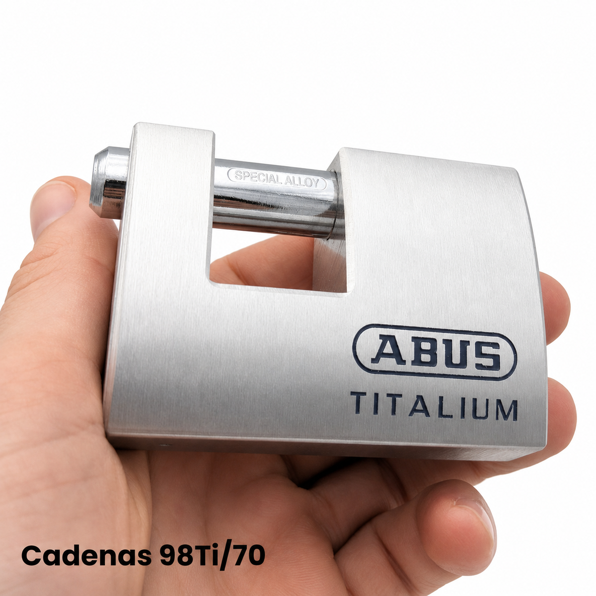 Cadenas ABUS 98TI/70 Titalium tenu en main sur fond blanc