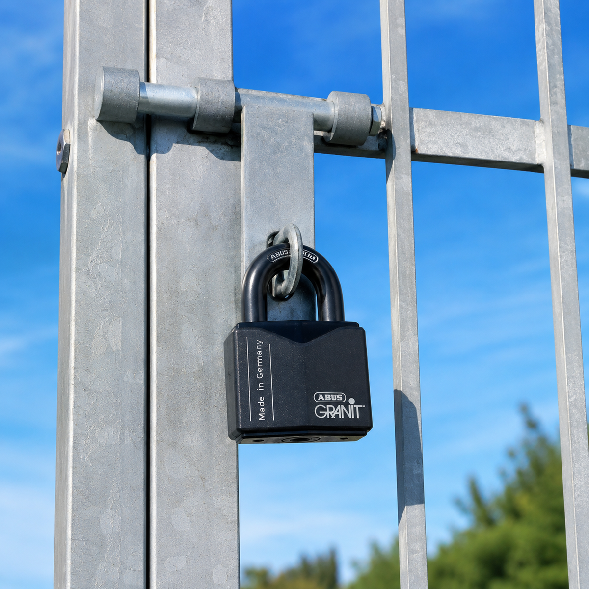 Cadenas ABUS Granit 37/55 installé sur un portail métallique extérieur