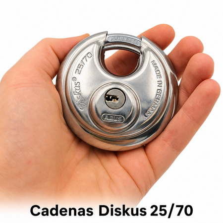 Cadenas ABUS Diskus 25/70 tenu en main avec corps rond en acier