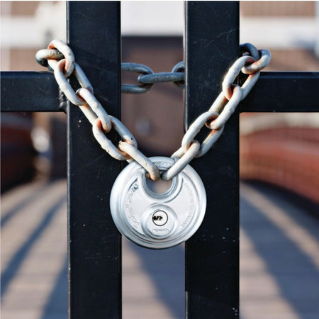 Cadenas ABUS Diskus 25/70 installé sur une chaîne de portail extérieur