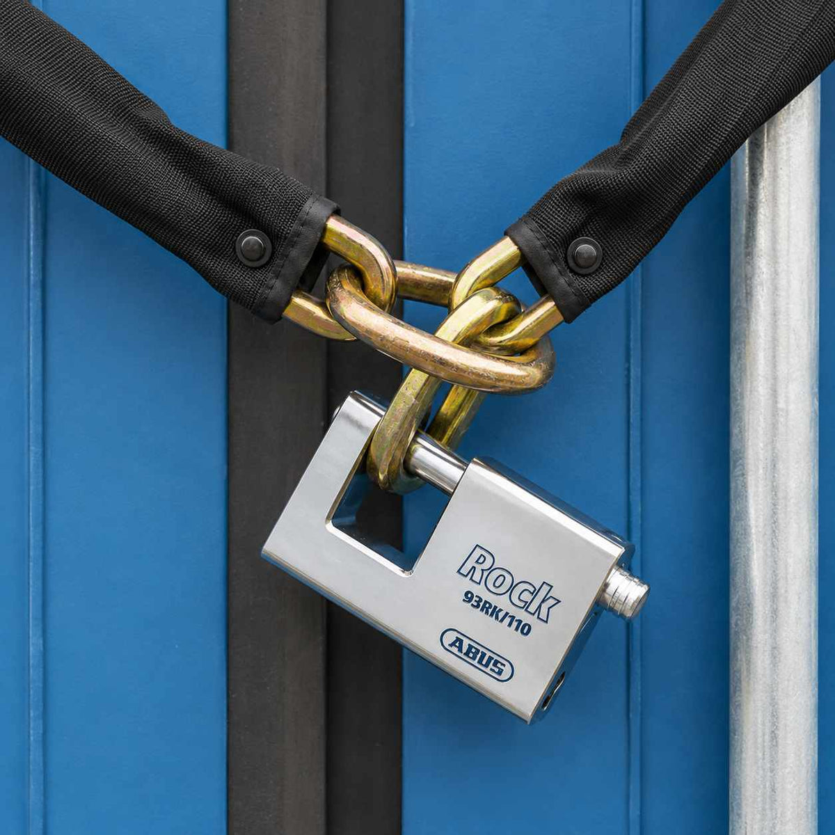 Cadenas monobloc ABUS 93RK utilisé avec chaîne sur porte extérieure