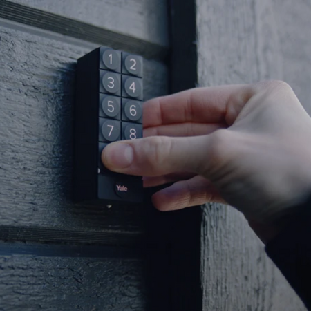 clavier à code smart yale mur