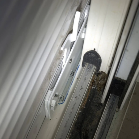 vue laterale installation verrou afbat sur fenetre