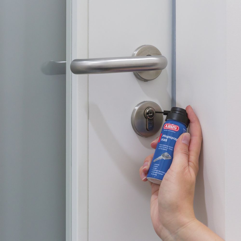 Lubrifier serrure porte