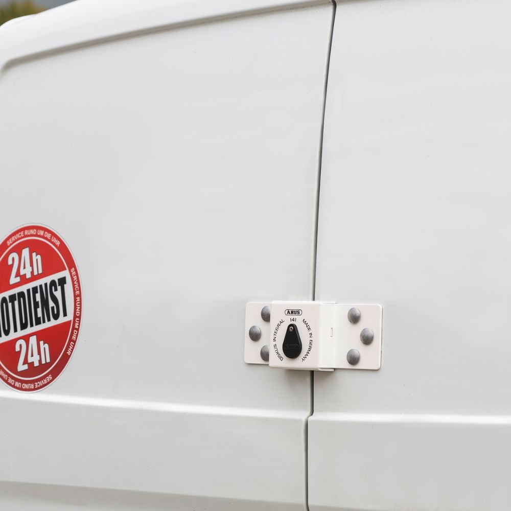 Meilleure serrure antivol utilitaire mise en situation sur un véhicule