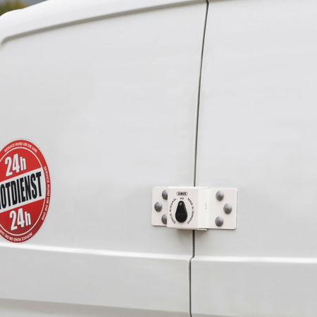 Meilleure serrure antivol utilitaire mise en situation sur un véhicule