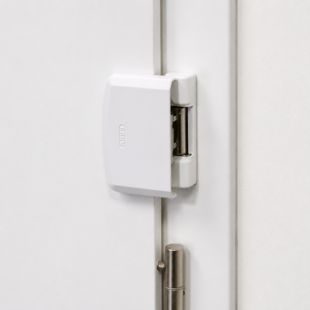 Protège-gonds ABUS TAS112 blanc installé sur une porte