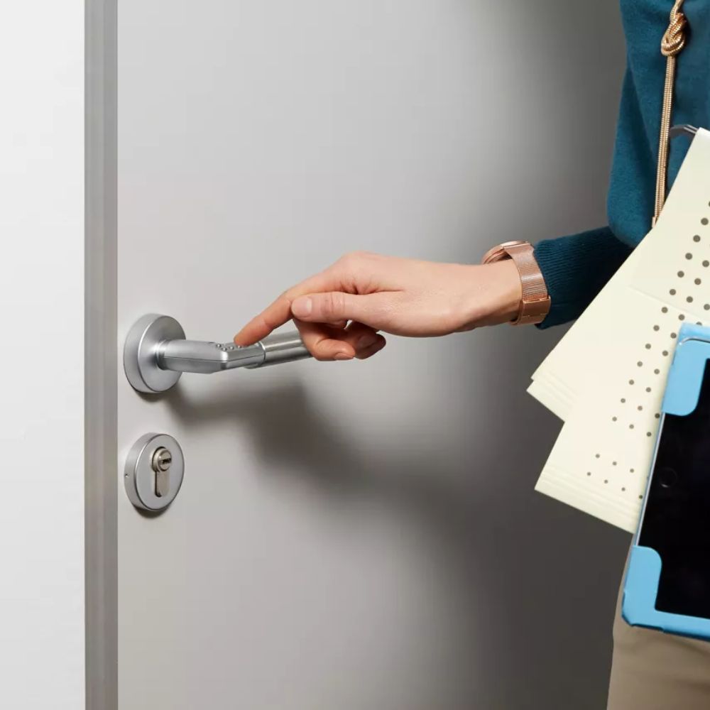 Serrure de porte à code avec poignée mise en situation