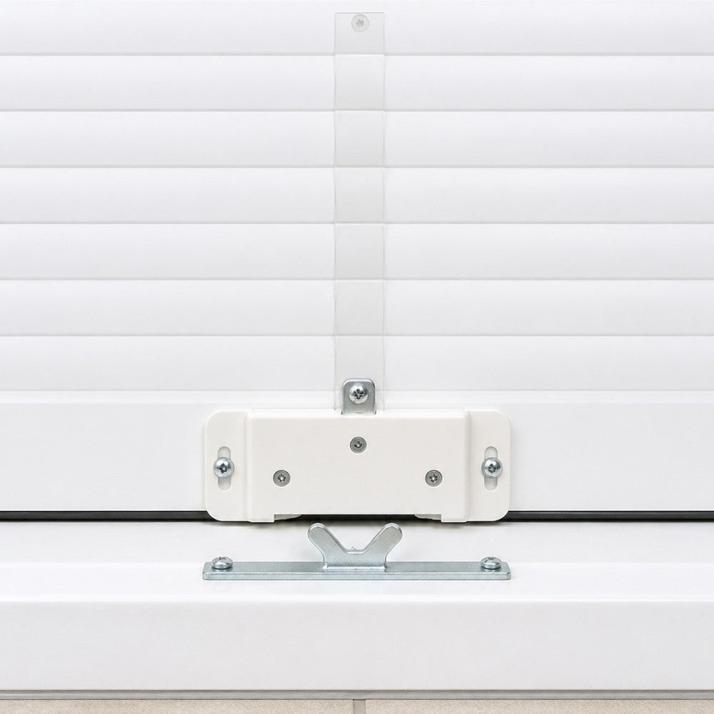 Verrou automatique de volet roulant Sûreté 2000 installé sur fenêtre PVC blanche