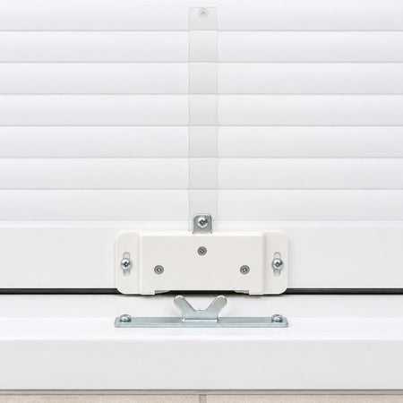 Verrou automatique de volet roulant Sûreté 2000 installé sur fenêtre PVC blanche