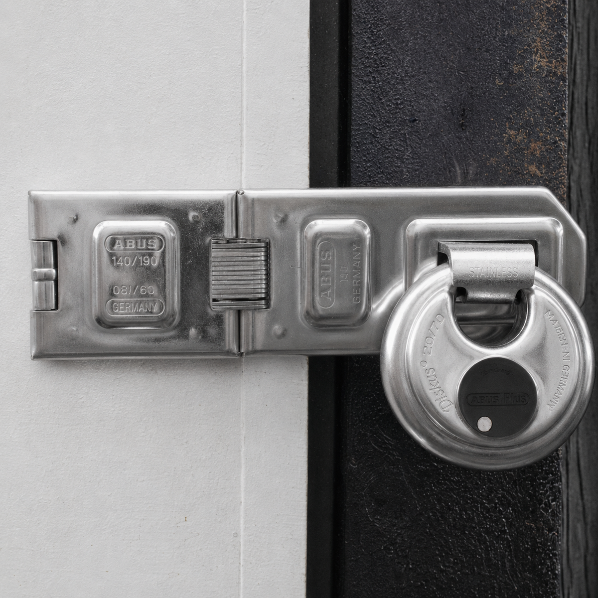 Cadenas ABUS Diskus installé sur un porte-cadenas de porte extérieure