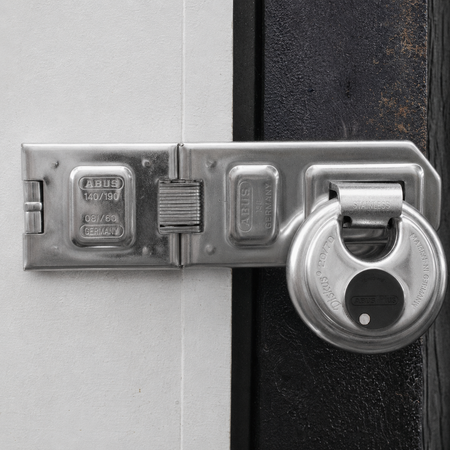 Cadenas ABUS Diskus installé sur un porte-cadenas de porte extérieure